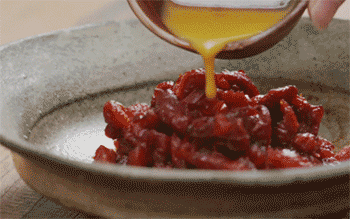 【芹菜炒牛肉】倒入蛋液