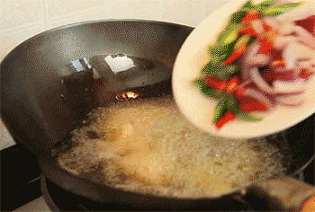 【火爆腰花】放入青红椒