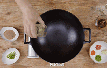 【椒盐九肚鱼】倒少许油