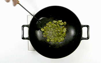 【葱油蚕豆】翻炒