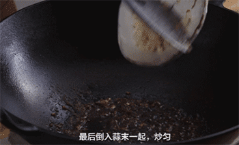 【干炒排骨】倒入蒜末