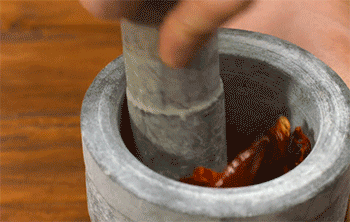 【椒盐鱼排】捣碎干辣椒