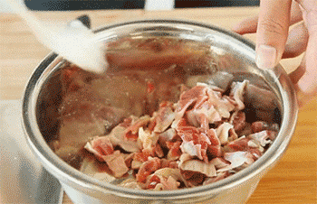 【酸豆角炒鸡胗】加入生粉