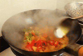 【腊鸡腿烧土豆】翻炒