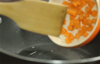 【菠萝饭】倒入胡萝卜