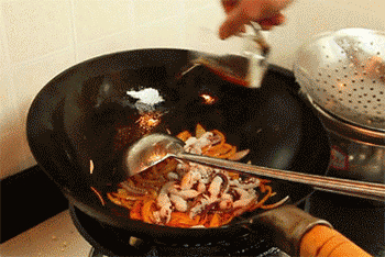 【韩式炒鱿鱼】下入鱿鱼