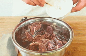 【香辣全腰】放入生粉