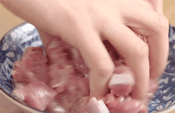 【孜然羊肉】抓匀