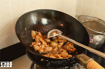 【小炒肉】倒入尖椒