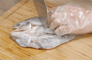 【清蒸黄花鱼】切