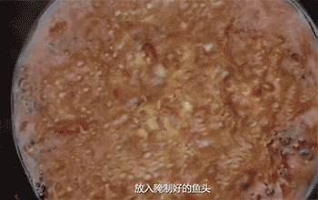 【黄焖鱼头】放入鱼头