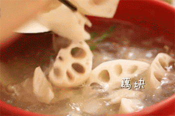 【莲藕排骨汤】放入藕块