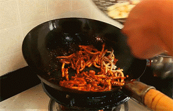 【年糕炒鱿鱼】放入年糕