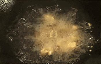 【糖醋带鱼】倒入青红椒