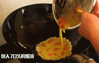 【苦瓜煎蛋】倒入蛋液