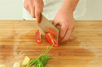 【腊鸡腿烧土豆】青红椒