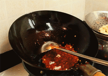 【年糕炒鱿鱼】放入鱿鱼