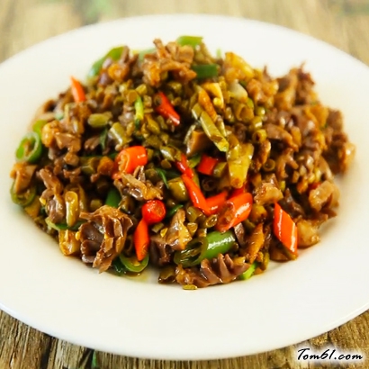 酸豆角炒鸡胗的做法