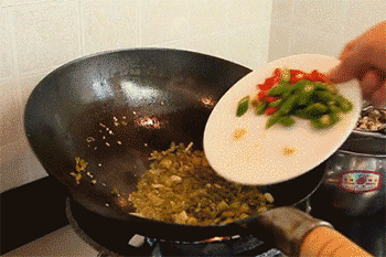 【酸豆角炒鸡胗】放入尖椒，鸡胗