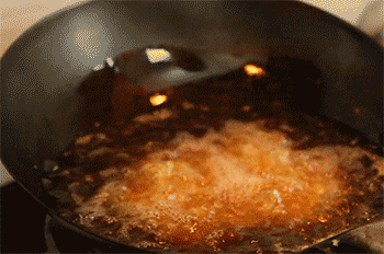 【避风塘炒鸡翅】放入鸡翅