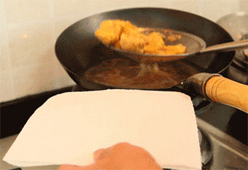 【避风塘炒鸡翅】捞出