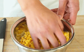 【玉米烙】拌匀