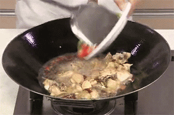 【烧鸡公】放入青红椒