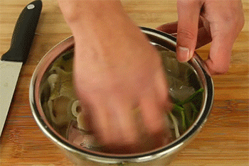 【香炸鱿鱼圈】拌匀