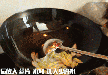 【葱烧木耳】放入木耳