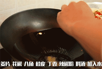 【辣焖昂刺鱼】放入香料