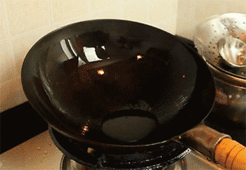 【韩式炒鱿鱼】放入姜丝