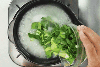 【养胃粥】放入青菜