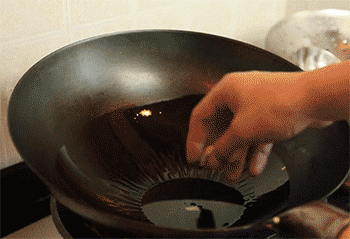 【辣焖昂刺鱼】放入姜片