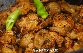 【盐煎肉】放入辣椒