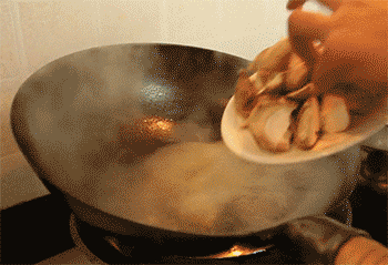 【蚝油双菇】放入双菇