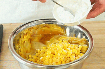 【玉米烙】放入吉士粉