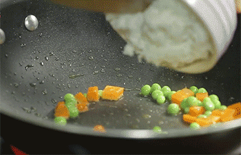 【菠萝饭】倒入米饭