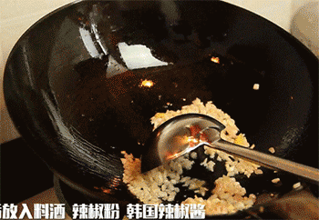 【年糕炒鱿鱼】放调料