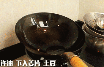 【腊鸡腿烧土豆】放入土豆