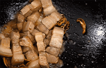 【脆姜鱼露炒猪肉】翻炒