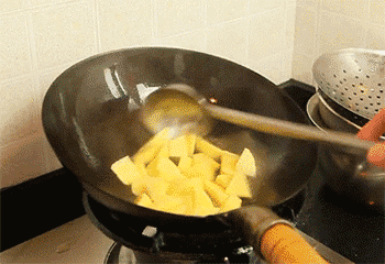 【腊鸡腿烧土豆】翻炒