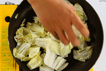 【醋溜白菜】倒入米醋