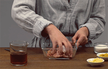 【炸鸡块】拌匀