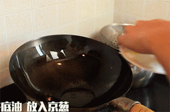 【葱烧木耳】放入葱