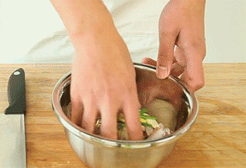 【避风塘炒鸡翅】抓匀