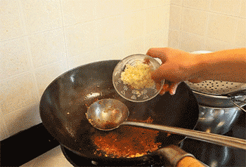 【蒜蓉开边虾】翻炒