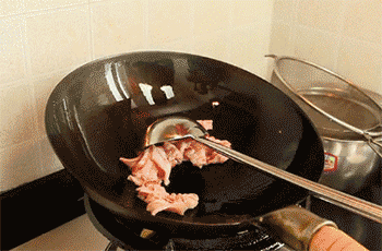 【小炒肉】放入五花肉
