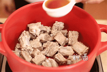 【莲藕排骨汤】加料酒