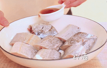 【干炸带鱼】倒入料酒