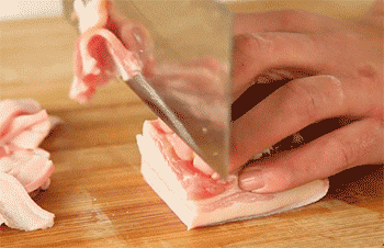 【小炒肉】切五花肉